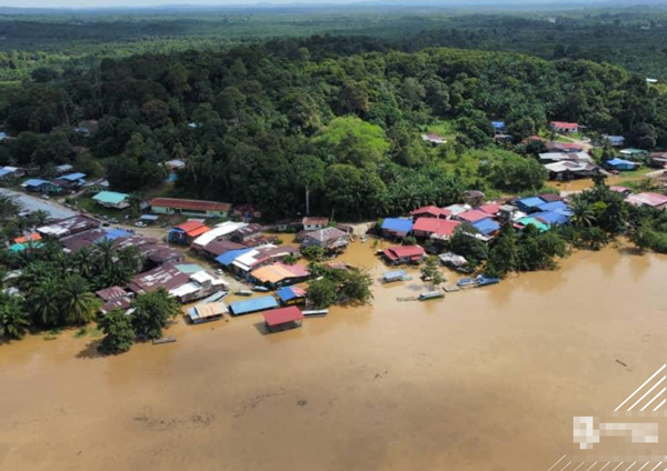 连绵豪雨导致武吉加南低洼区被洪水淹没。