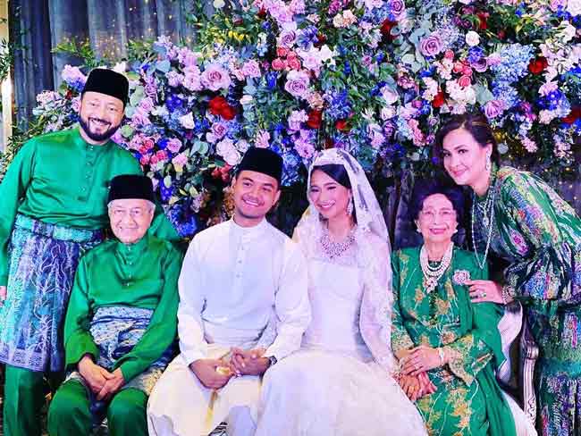 美拉艾雅娜（左4）在2020年2月20日出嫁，他与丈夫在父母亲拿督斯里慕克里兹伉俪（左起）和马哈迪伉俪见证下，幸福出嫁。