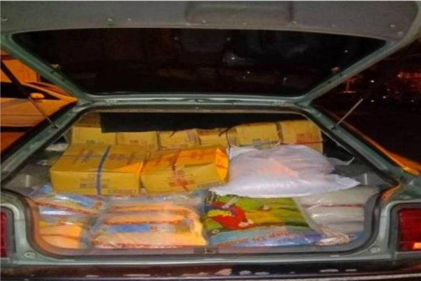 执法人员在车内搜获600公斤私米及140公斤面粉。