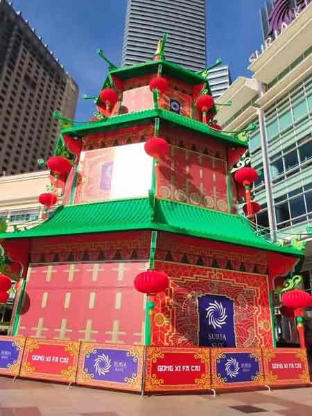 吉隆坡城中城阳光广场布置的新年装饰，因酷似纸扎品惹来恶评。