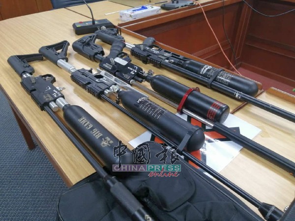警方在行动中起获的气枪，另有4把气枪已卖给买家。