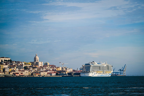 爱达诺娃号仍停留在里斯本港，不知何时可以出航。（欧新社）