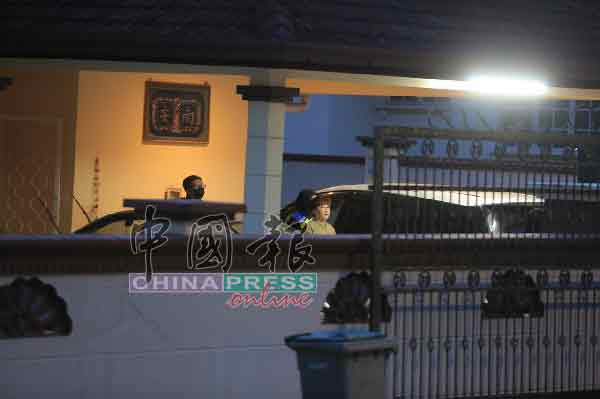 刘雪燕从住家被带离，以送往警局进行调查。
