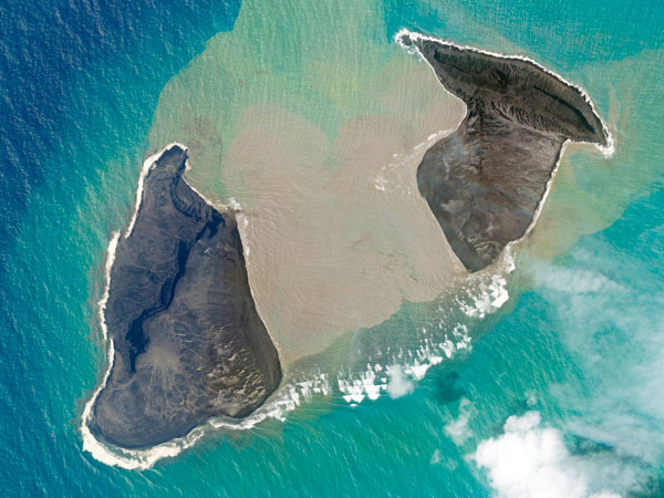卫星图显示，汤加附近的洪阿哈阿帕伊岛海底火山喷发后，覆盖厚厚火山灰。（美联社）