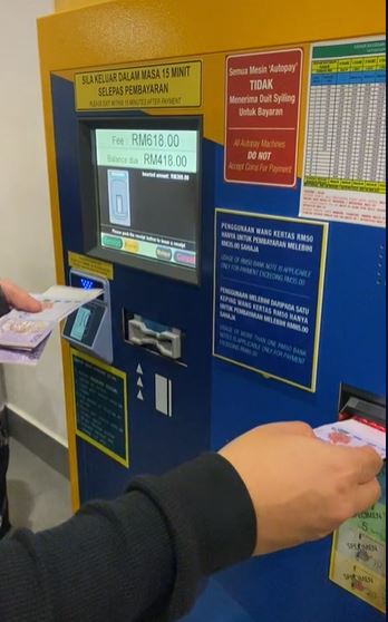 网友指汽车停在机场一个月,必须缴付618 令吉的泊车费。