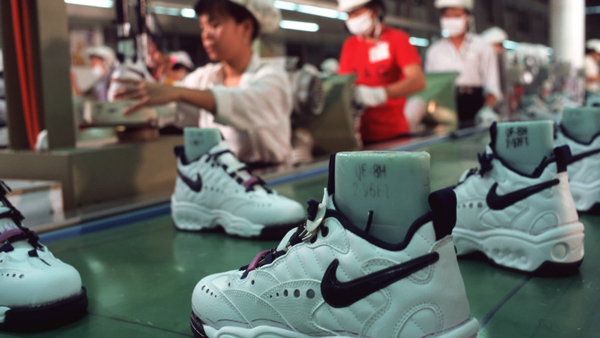 越南胡志明市一家生产耐基运动鞋的工厂。（档案照）