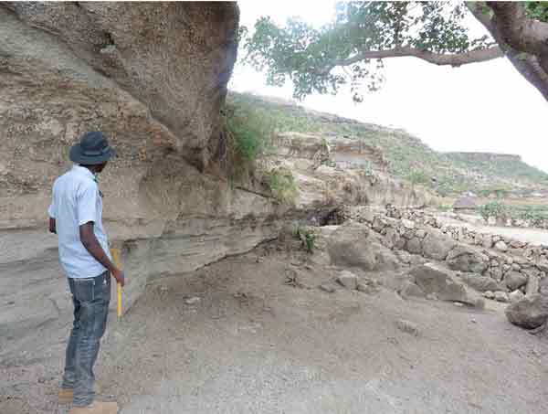 沙拉火山23.3万年前喷发后留下的沉积物，图中背景为研究合著者、地质学家扎夫在沙拉