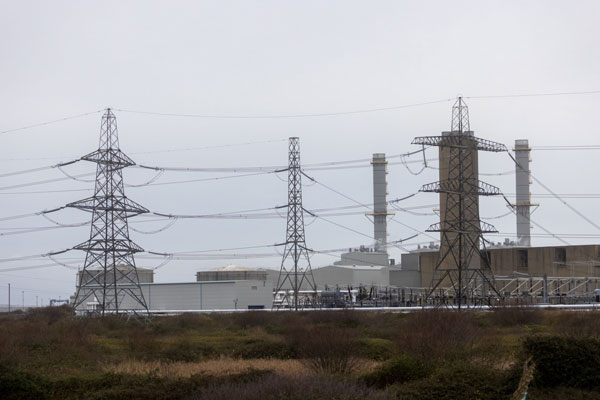 欧洲最近面临电力和天然气价格飙升，图为位于英国罗切斯特附近谷物岛一个发电站附近的输电塔。（彭博社）