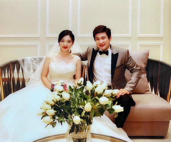 越南女子娜与韩国丈夫的结婚照。