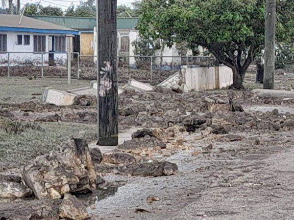 汤加火山爆发后引起海啸，造成汤加庞艾岛的海堤被冲毁，断裂成石块。