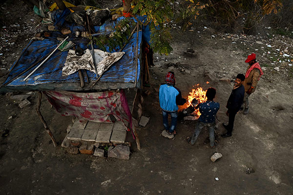 印度首都新德里近来出现异常寒冷天气，游民围炉取暖。
