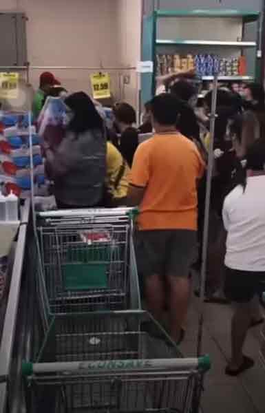 社交媒体流传有大批民众在某霸市争先恐后抢购饮料的视频。