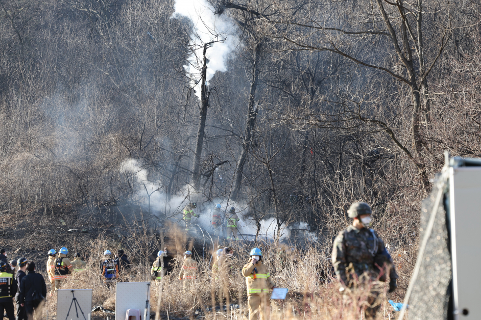 韩F-5E战机坠毁后，救灾人员在现场进行残骸调查。（欧新社）