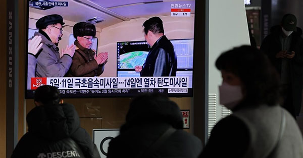 首尔市民17日在候车室观看朝鲜发射导弹的报道。