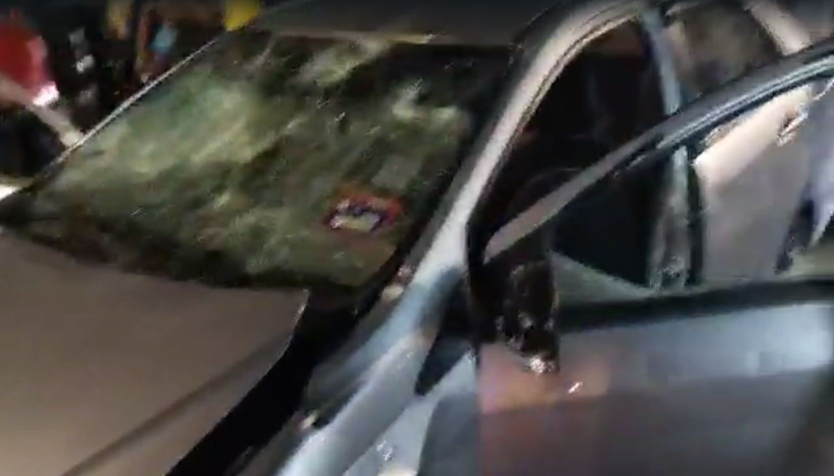 轿车挡风玻璃及车窗遭暴徒砸破。