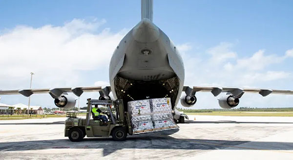 澳洲另一架救援专机正在汤加的富阿阿阿莫图机场卸下物资。