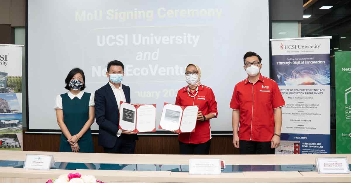 拿督希蒂哈米莎教授（右2）与郑良森（左2）代表签署，并由骆雅蕙（左）及 UCSI 大学电脑科学与数码革新学院总监郭家辉副教授（右）见证。