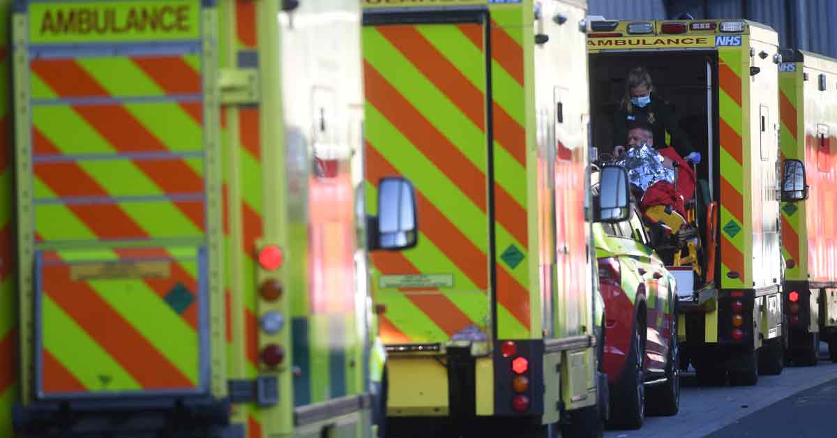 英国新冠肺炎疫情严重， 伦敦皇家医院外周三停放多辆救护车。（欧新社）
