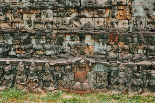 癫王台上描绘了印度教的冥王牙麻（Yama）和一众恶神阿修罗的浮雕。