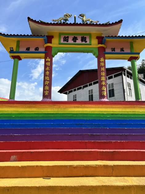 这个拥有百年观音神像的观音阁也是拥有一个漂亮的彩虹梯。