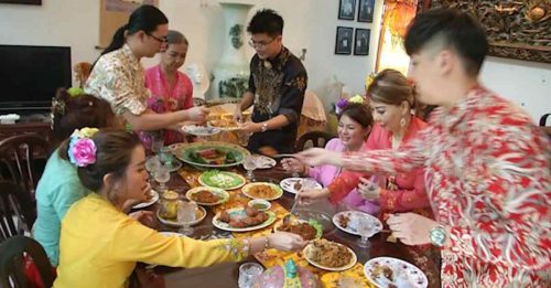 峇峇娘惹 初一敬茶拜年  一家人必吃年夜饭
