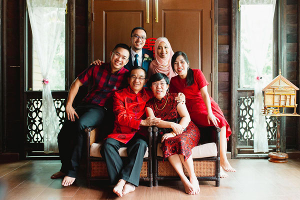 努哈菲札（后排右）在2021年4月嫁给赵汝勇，有感而发分享她夫婿华裔家庭的温馨举动。