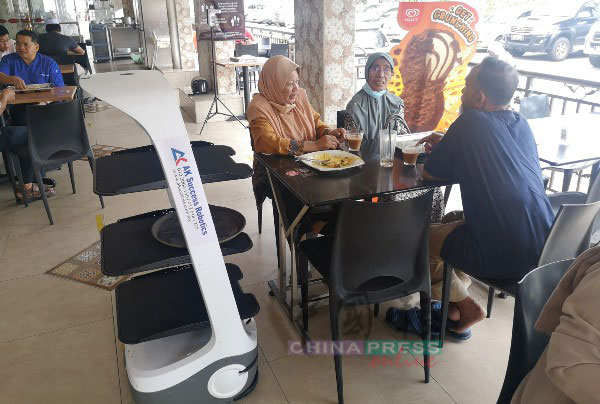 巴生谷一些嘛嘛店以机器人送餐，解决人手短问题。