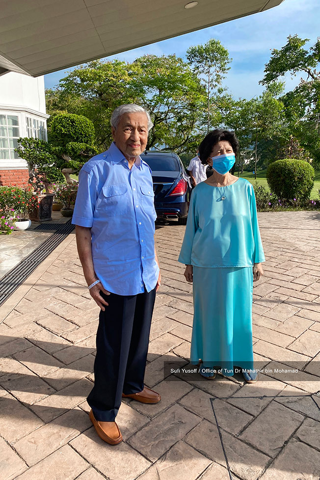 马哈迪（左起）回家后，与西蒂哈丝玛在院子散步，精神状况不错。
