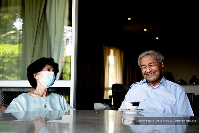 马哈迪（右）接受治疗后健康状况出现好转，他和夫人西蒂哈丝玛坐在家中阳台轻松交谈。
