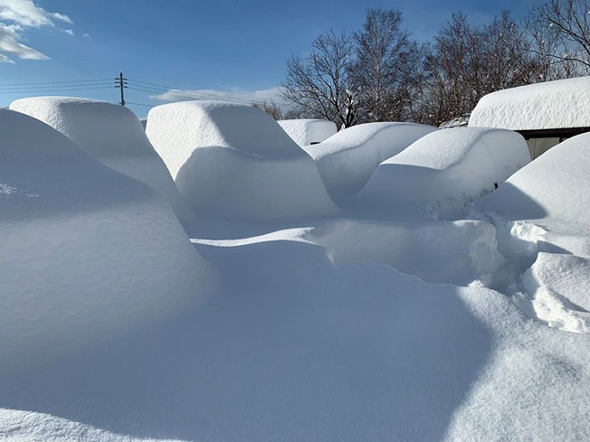 日本北海道札幌巿2月6日降下大雪，停在户外的汽车被厚雪覆盖。