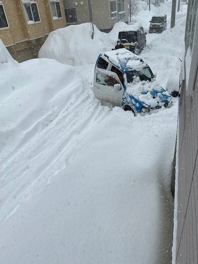 日本北海道札幌巿2月6日降下大雪，道路难以通行。