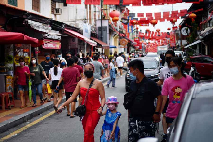 虽然病毒威力减少,但疫情破万将影响消费意愿。