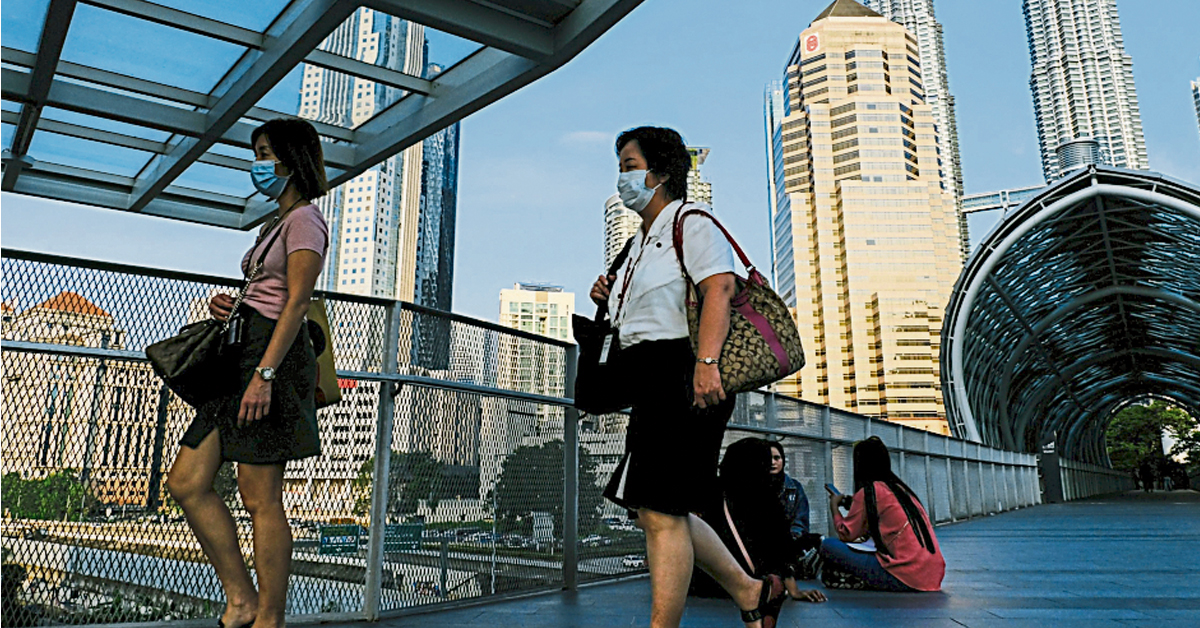 经济学家建议政府,设定期限要求雇主逐步调高最低薪金,让企业界有时间作出准备。