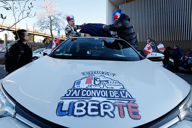 “自由车队”活动示威者周三在法国尼斯集结，准备开车前往巴黎，抗议政府的防疫政策。（欧新社）