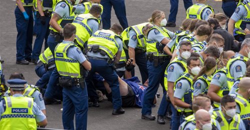 “自由车队”掀多国反疫苗示威 纽警清场爆冲突 逮120人