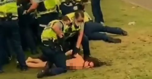 ◤全球大流行◢ 纽西兰女子全裸示威 遭警察扯头发拖走