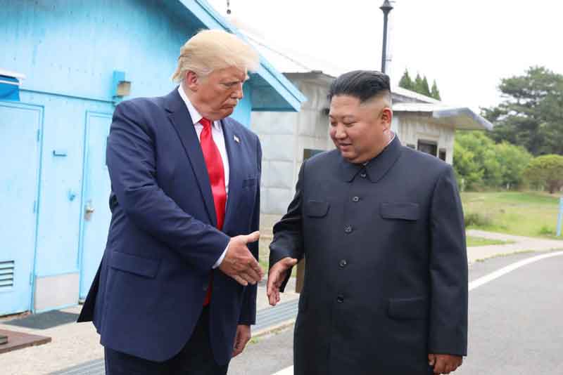 2019年6月30日，时任美国总统特朗普（左）与朝鲜领袖金正恩见面，吸引全球关注。