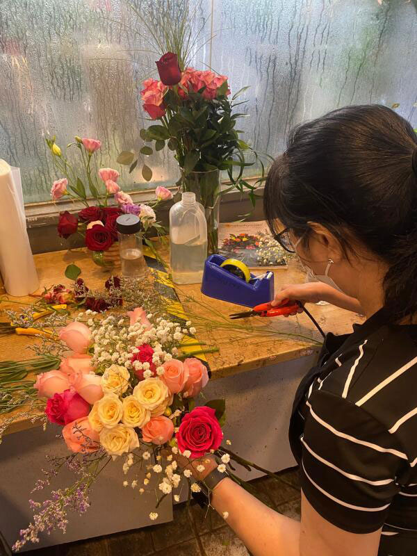情人节玫瑰花需求上涨，花艺师在情人节前夕制作花束。（受访者提供）
