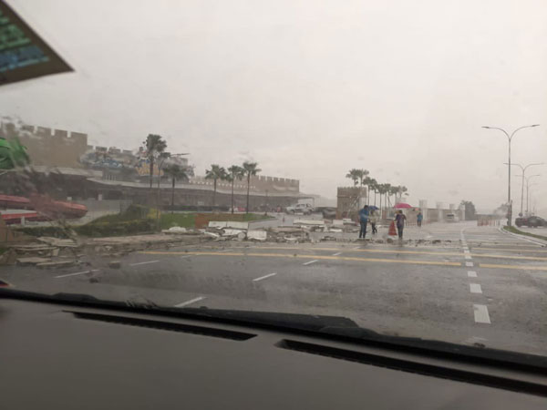 万宜水上主题乐园的围墙在雨中坍塌，幸好没有造成伤亡。