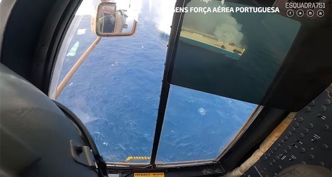 葡萄牙海军近日公布救援画面，上方可见起火的货船