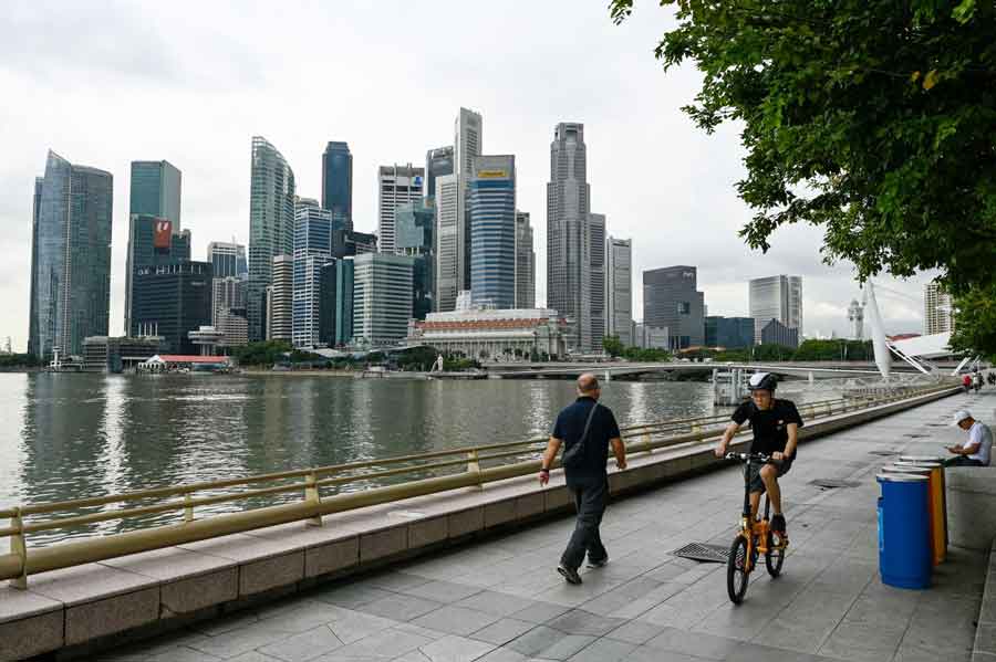 新加坡将分两年调涨消费税。