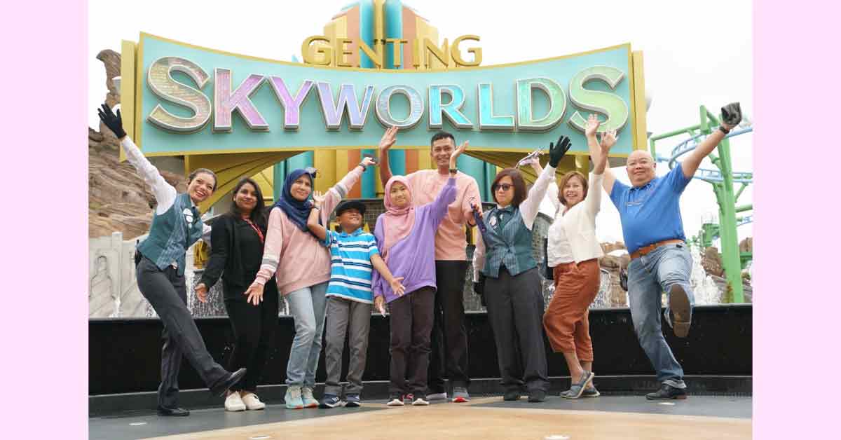阿丽雅娜（左5）在马来西亚儿童愿望协会与云顶世界协助下，与家人前往云顶天城世界游玩。
