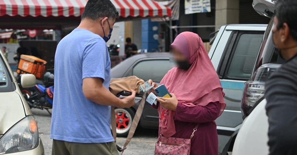 关志庭日前捐赠1辆轿车给1名单亲妈妈，却被网民发现后者持有价格不菲的iPhone及名牌包包。