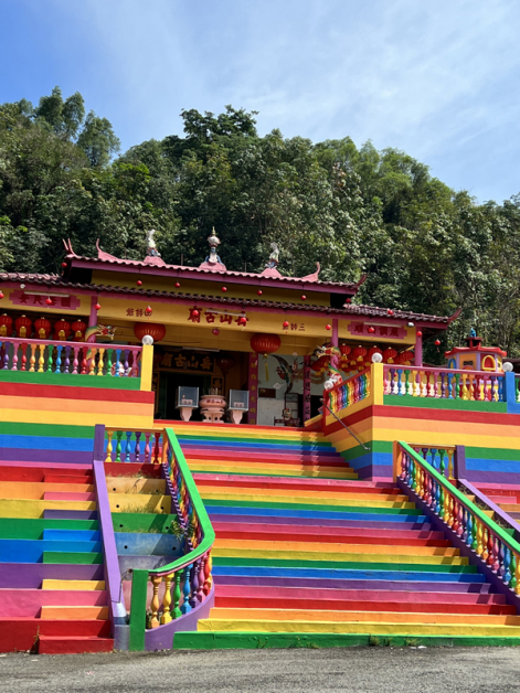 新古毛观音阁整个庙宇都以彩虹装示人，就连细节都没有放过。