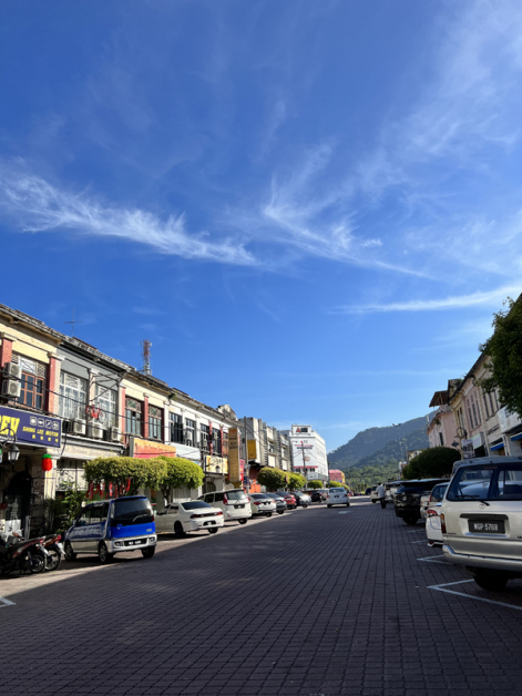 新古毛大街一个拥有百年历史韵味的老街，在青山绿树包围下空气特别好。