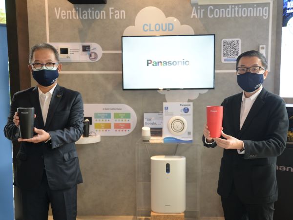 曾智聪（右） 与Panasonic QAFL业务推广部董事经理菅沼一郎手上拿 的正是目前市场热卖的便携式nanoeTM X Generator。 
