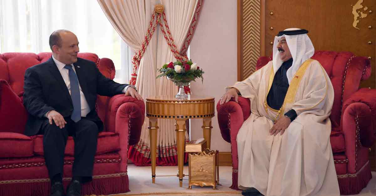 巴林国王阿勒哈利法（右）15日在皇宫接见以色列总理贝内特。（欧新社）