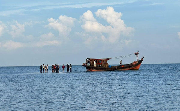 偷渡客逃亡遇上船抛锚，被水警一网打尽。