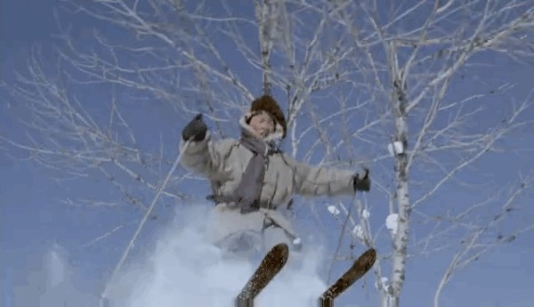 苏翊鸣9岁时曾在徐克执导的《智取威虎山》中饰演“小栓子”，高超的滑雪技术及富有情感的表演令人印象深刻。