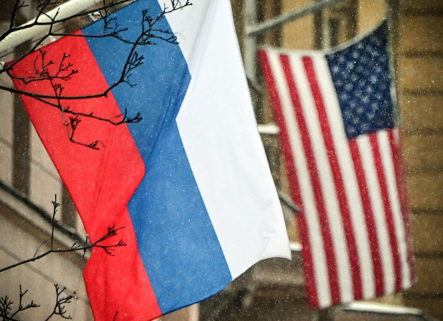 美国驻莫斯科大使馆旁飘扬着俄罗斯和美国国旗。（法新社）